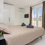 Ketty Luxury House Near By Guide Willa