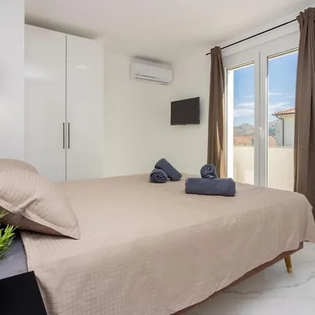 Ketty Luxury House Near By Guide Villa