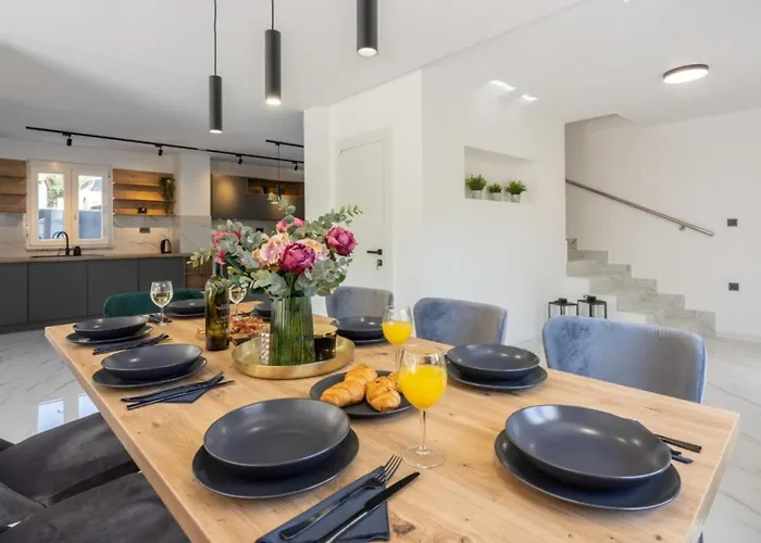 Ketty Luxury House Near By Guide Villa