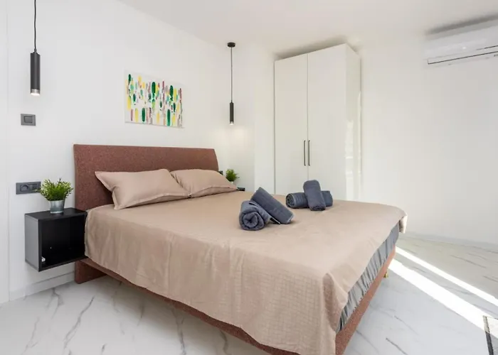 Ketty Luxury House Near By Guide