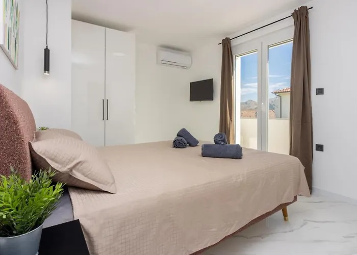 Ketty Luxury House Near By Guide Villa